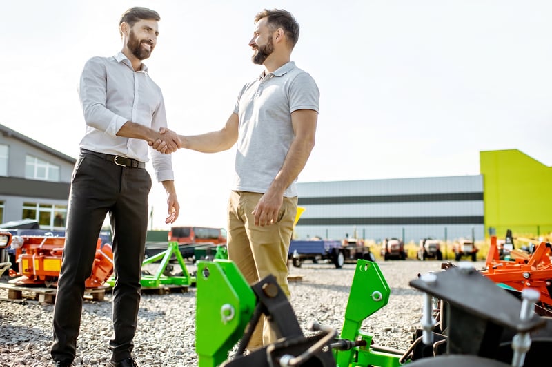 Firefly_Gemini Flash_remove the straw hat and change the striped shirt to a polo 921727